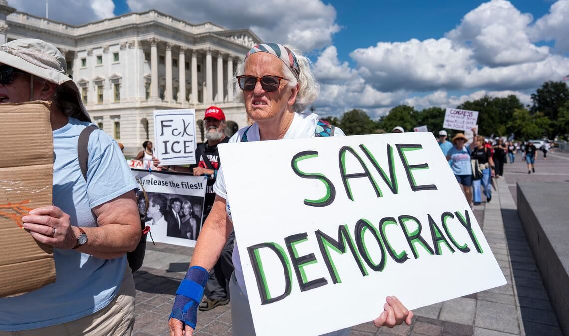 Die Demokratie ist laut einem neuen Bericht in vielen Ländern auf dem Rückzug - etwa in den USA. (Archivbild)