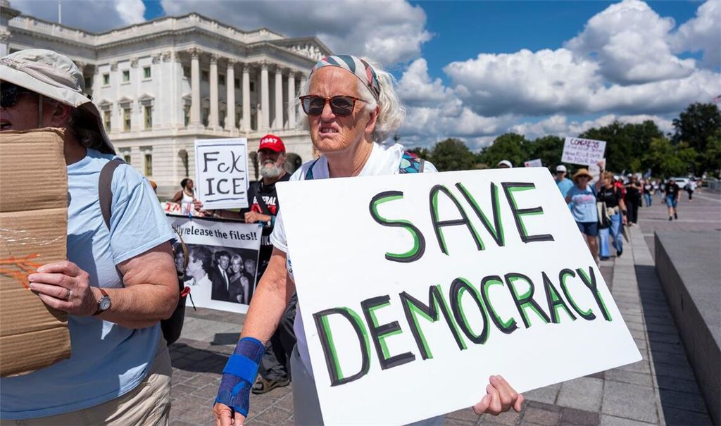 Die Demokratie ist laut einem neuen Bericht in vielen Ländern auf dem Rückzug - etwa in den USA. (Archivbild)