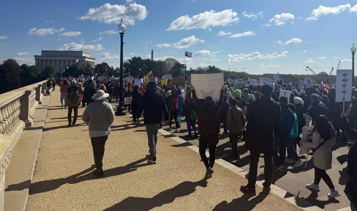 Die Demonstranten marschieren von der Memorial Bridge bis zum Washington Monument.