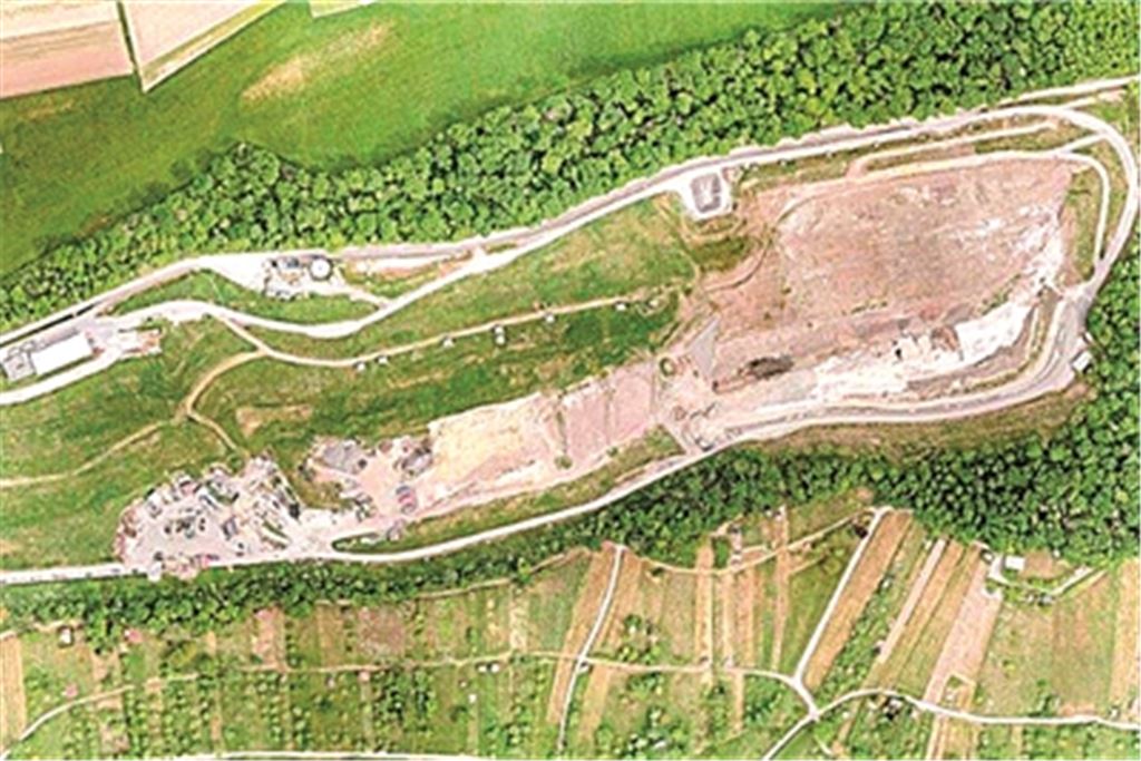Die Deponie in Maulbronn, hier ein Luftbild, soll erweitert werden. Allerdings gibt es dagegen nicht nur wegen des Waldes, der abgeholzt werden müsste, Vorbehalte. Foto: Archiv