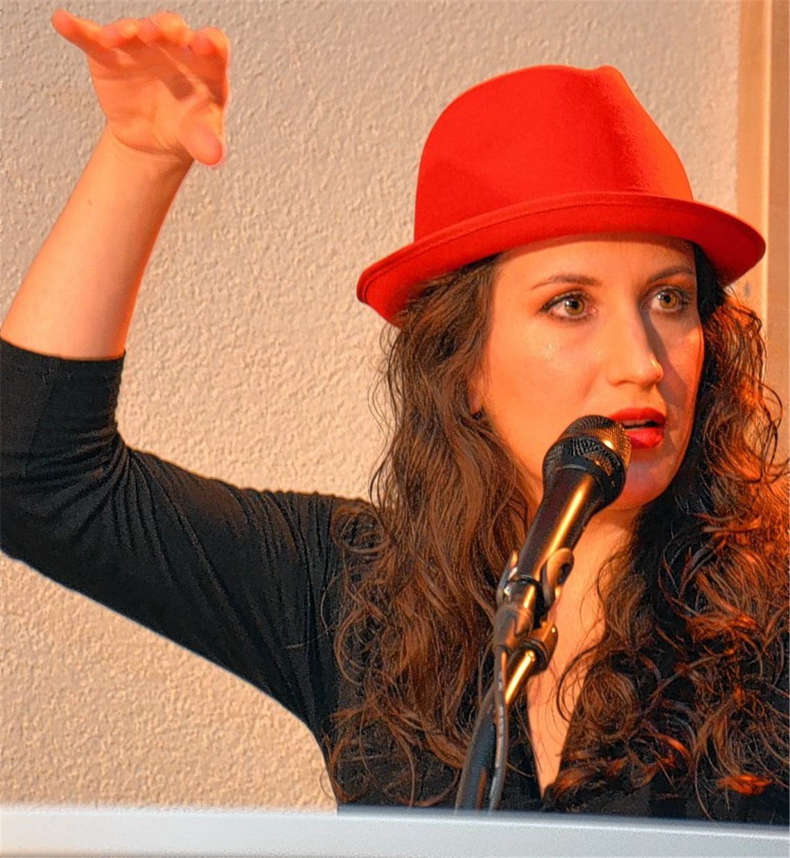 Die Deutsch-Italienerin Sefora Nelson weiß bei ihrem Konzert im Großglattbacher Gemeinschaftshaus der Liebenzeller Gemeinschaft nicht nur gesanglich, sondern auch als Entertainerin zu überzeugen. Foto: Bischoff-Krappel