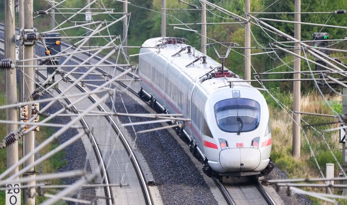 Die Deutsche Bahn beginnt am 1. Mai eine umfassende Sanierung der Strecke zwischen Hamburg und Hannover. (Archivbild)