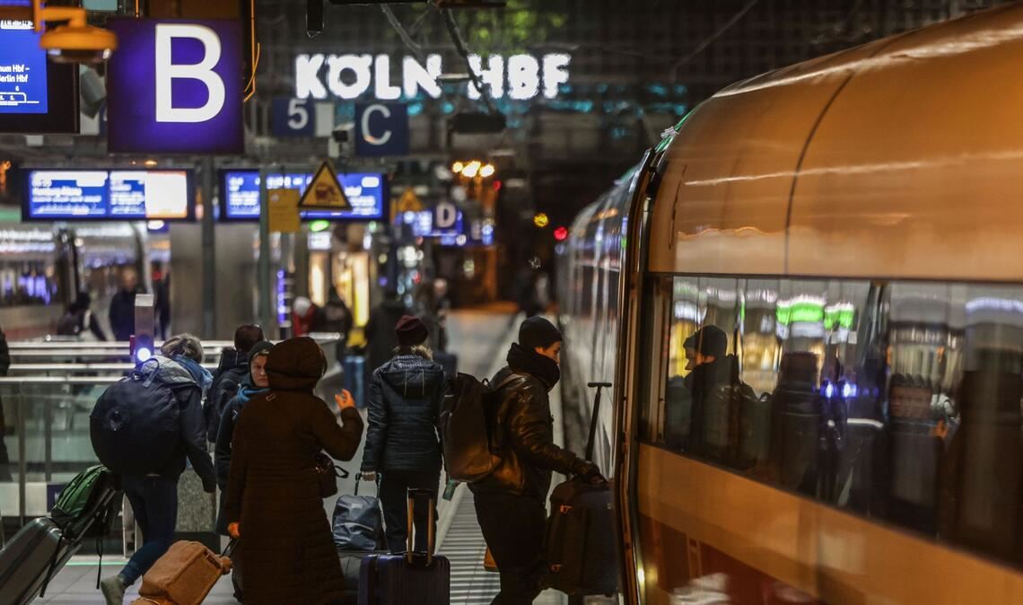 Die Deutsche Bahn hat im vergangenen Jahr erneut mehr Reisende transportiert als im Vorjahr. (Archivbild)