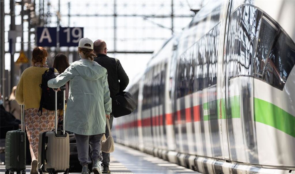 Die Deutsche Bahn rechnet über Ostern mit hoher Nachfrage, insbesondere im Fernverkehr. (Archivbild)