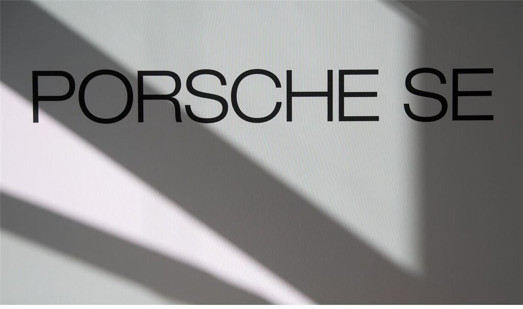 Die Deutsche-Börse-Tochter ISS Stoxx teilte mit,  dass der Baukonzern Hochtief zum 22. Juni die Porsche SE im Dax verdrängt.