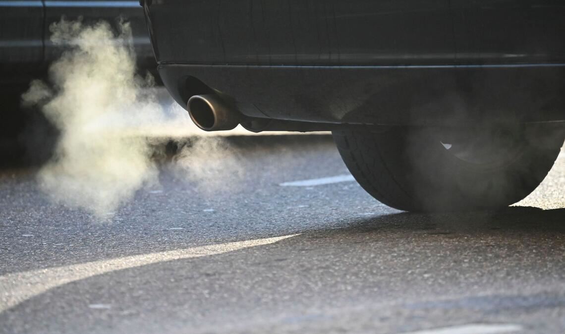 Die Deutsche Umwelthilfe will, dass BMW und Mercedes-Benz untersagt wird, in Zukunft Neuwagen mit klimaschädlichen Verbrennungsmotoren zu verkaufen. (Symbolbild)