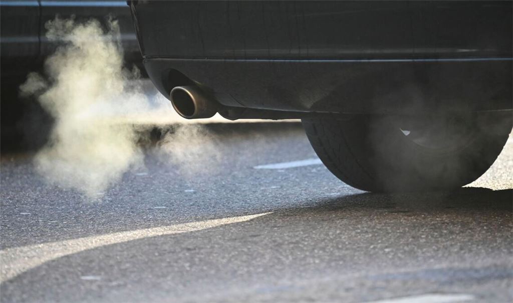 Die Deutsche Umwelthilfe will, dass BMW und Mercedes-Benz untersagt wird, in Zukunft Neuwagen mit klimaschädlichen Verbrennungsmotoren zu verkaufen. (Symbolbild)
