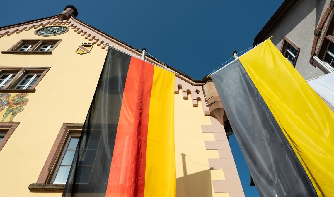 Die Deutschland-Flagge vor dem Rathaus in Hornberg.