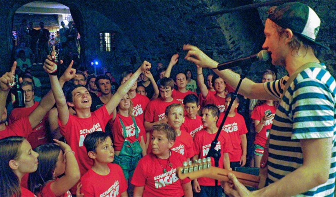 Die Deutschpunker Schmutzki bringen ihre Fans mit nach Knittlingen. Fotos: Czop