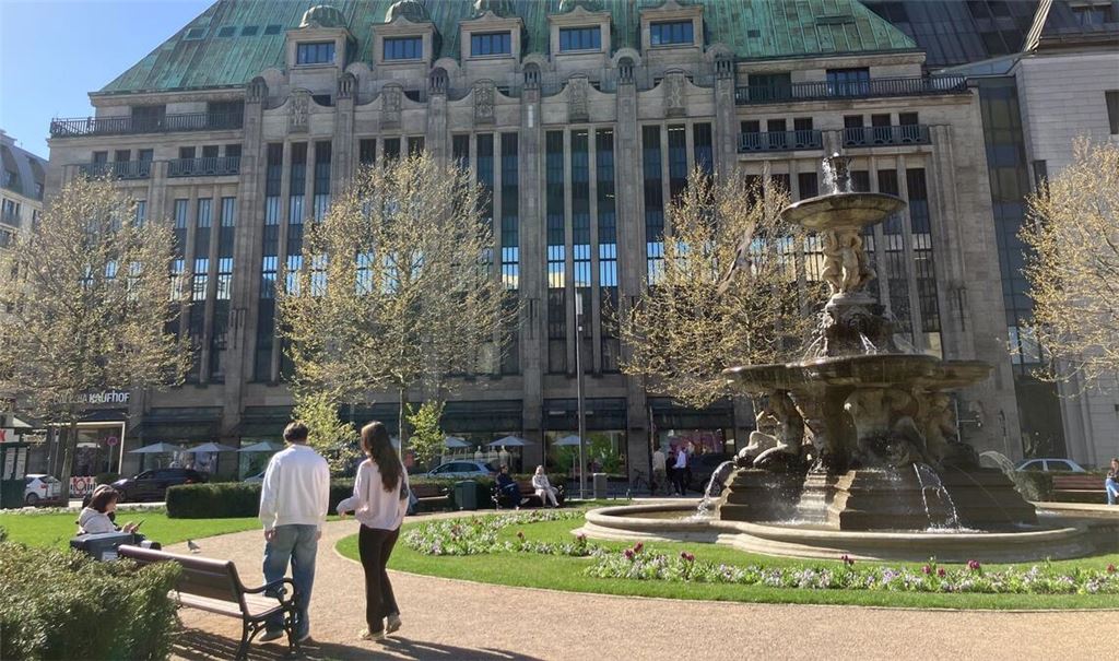 Die Diebe sind über die U-Bahn in das Galeria-Warenhaus an der Flaniermeile "Kö" eingestiegen.