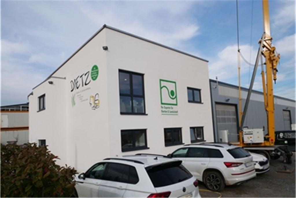 Die Dietz Garten- und Landschaftsbau GmbH in Knittlingen ist eines von vier Unternehmen im Enzkreis, die als „ehrenamtsfreundliche Arbeitgeber im Bevölkerungsschutz“ ausgezeichnet wurden. In Öschelbronn freuen sich Gerd und Jutta Wolf über den Preis. Fotos: Friedrich