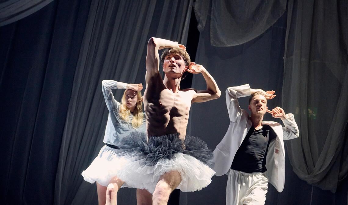 Die Diskrepanzwischen Selbst- und Fremdbild betont das Stück „Both“ bei der Aufführung der „Jungen Wilden“. Foto: Theater Pforzheim