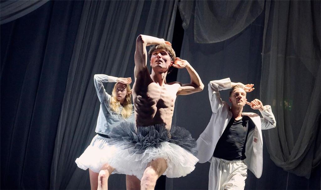 Die Diskrepanzwischen Selbst- und Fremdbild betont das Stück „Both“ bei der Aufführung der „Jungen Wilden“. Foto: Theater Pforzheim