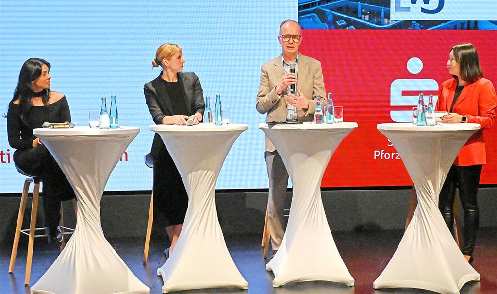 Die Diskussion beim Wirtschaftsforum der Wirtschaftsjunioren Nordschwarzwald im Turm-Quartier der Sparkasse in Pforzheim zeichnet ein heterogenes Bild der „Generation Z“ (v.li.): Cindy Fernandez, Cathrin Eiringer, Philipp Reisert und Ariane Bertz. Foto: Bott