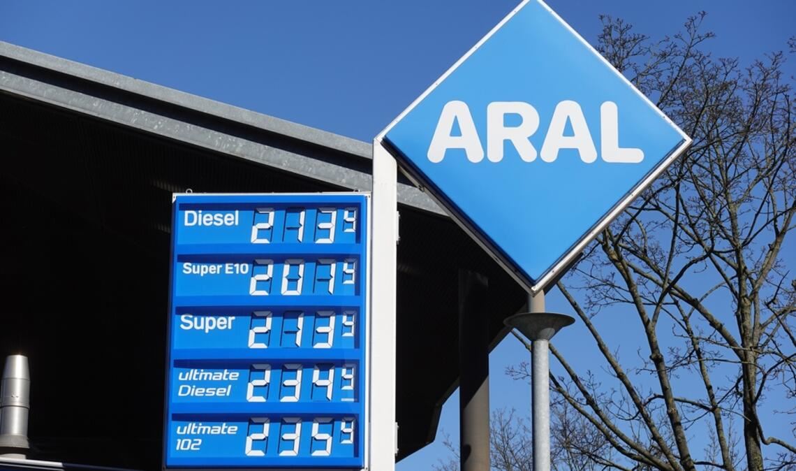 Die Diskussion um steigende Spritpreise spitzt sich zu: Warum die Kosten trotz sinkendem Rohölpreis hoch bleiben und wie weit die Preise noch steigen könnten.