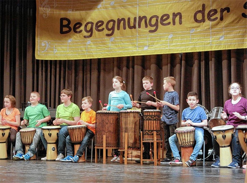 Junge Trommler sorgen für flotte Rhythmen