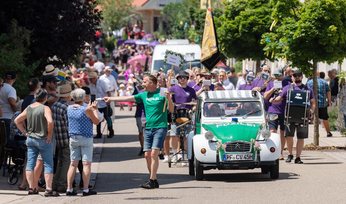 Die Dorf AG führt als nicht ganz echte Dorfpolizei den Festumzug an. Fotos: Fotomoment
