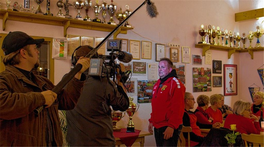 Die Dreharbeiten im Clubaus sind einigermaßen anstrengend, obwohl kaum eine Einstellung doppelt gefilmt werden muss. Fotos: Recken