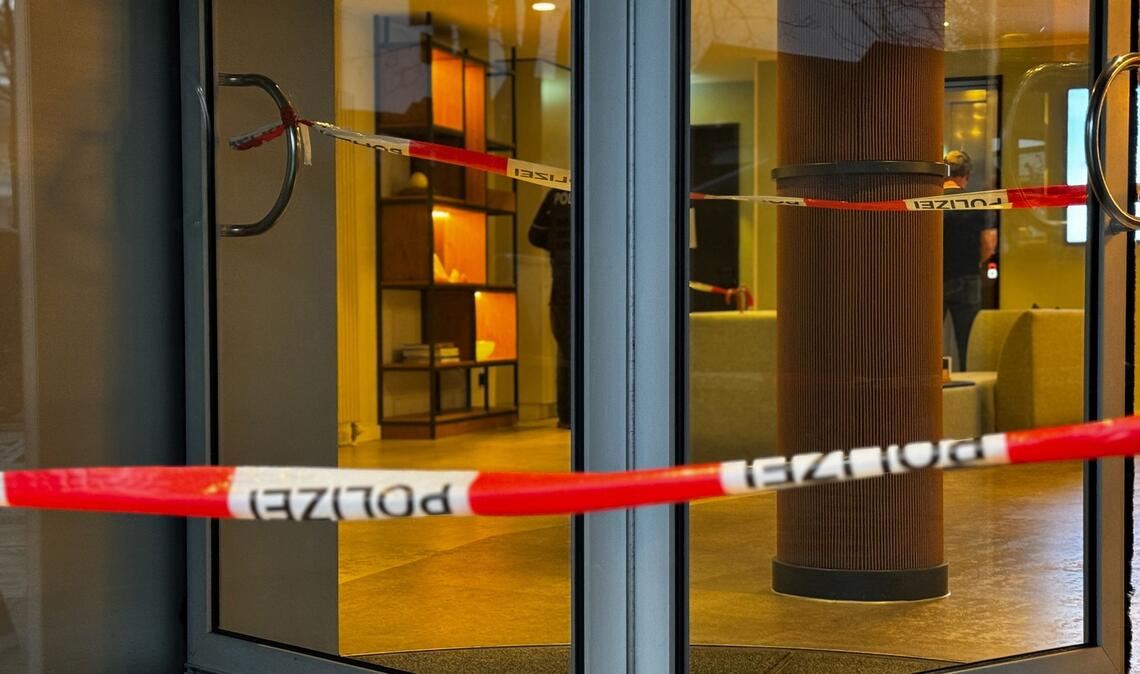 Die Drehtür zu dem Hotel ist gesperrt - ein Mann soll seine Mutter dort erstochen haben.