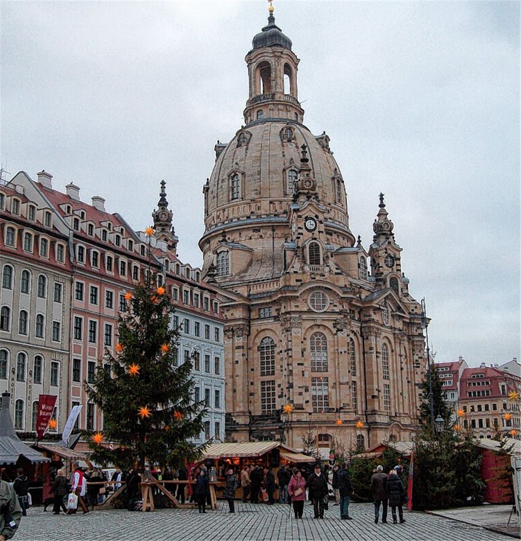 Die Dresdner Frauenkirche (li.) und ein Blick auf den Striezelmarkt: Den Teilnehmern der Reise wird ein vielfältiges Programm geboten.
