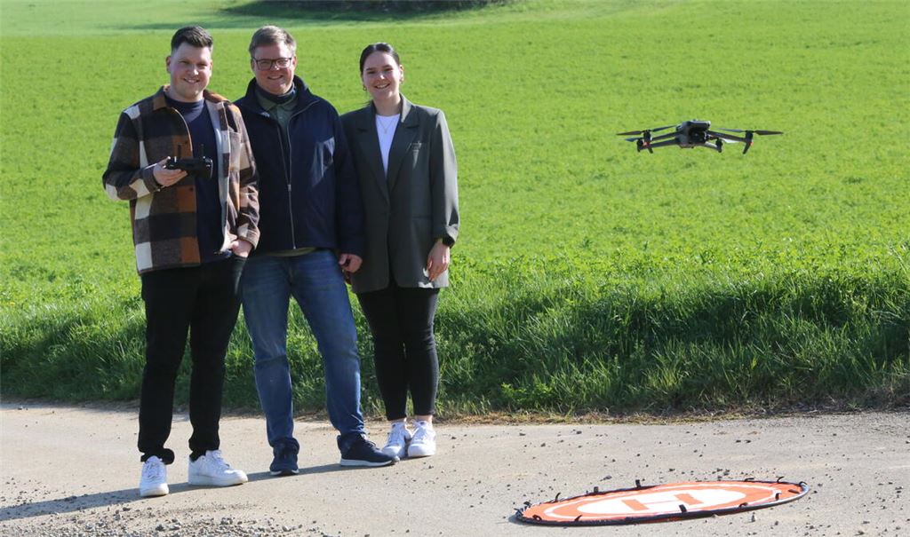 Die Drohne gehört zur Ausrüstung von Larissa Bentel, Dominik Bentel und Hendrik Hörisch (Mitte) dazu, um Rehkitze im hochgewachsenen Gras zu finden. Fotos: Deeg (1)/privat (2)
