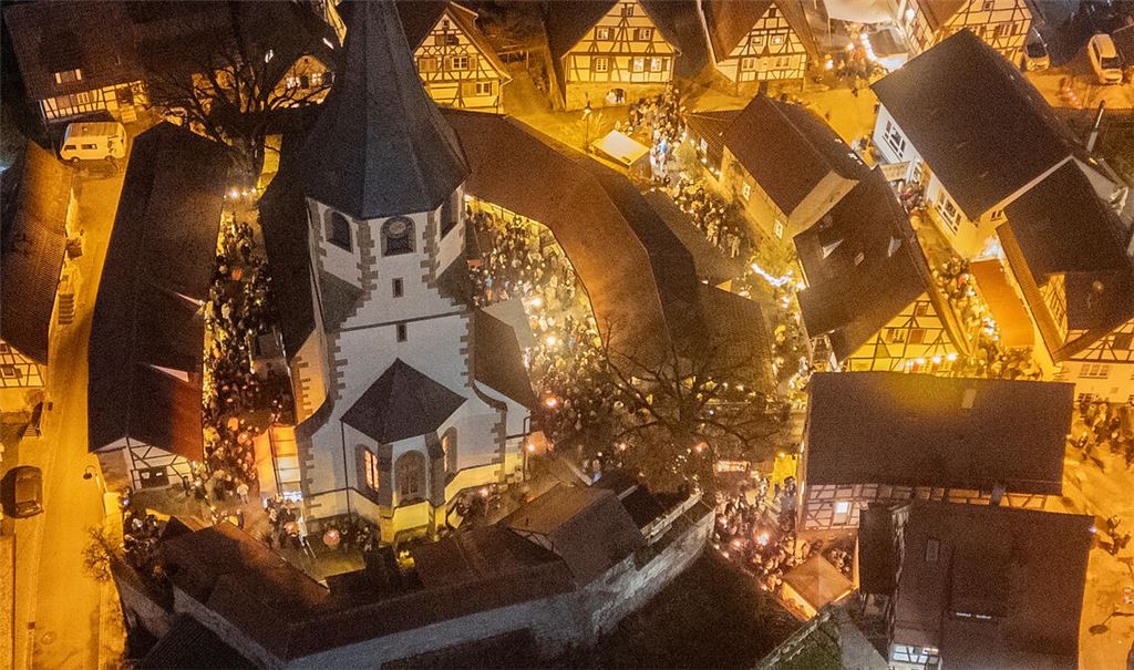 Die Drohnen-Aufnahme der Lienzinger „Weihnachtsgaden“ zeigt die besondere Kulisse und Atmosphäre. Fotos: Fotomoment (3), Friedrich (4)