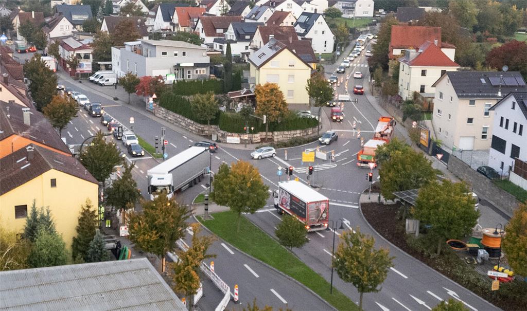 Die Drohnen-Aufnahme zeigt die Einmündung der Ötisheimer Straße in die B10/Pforzheimer Straße, wo es derzeit wegen der Stadtwerke-Baustelle stocken kann. Foto: Fotomoment