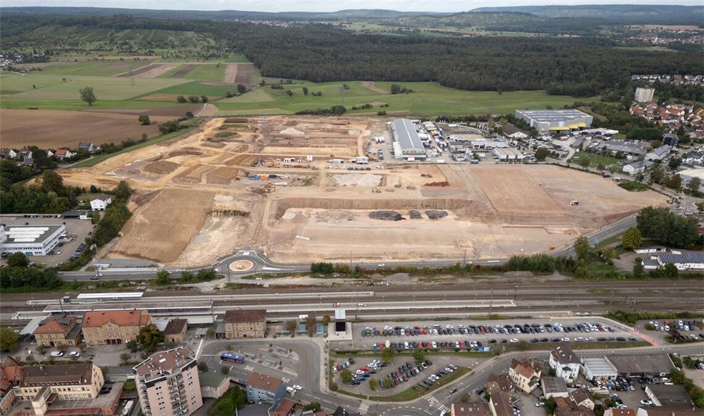 Die Drohnen-Aufnahme zeigt eindrucksvoll die Dimensionen des neu modellierten Geländes für das künftige Wohn- und Gewerbequartier „Ziegelhöhe“ in Mühlacker. Foto: Fotomoment