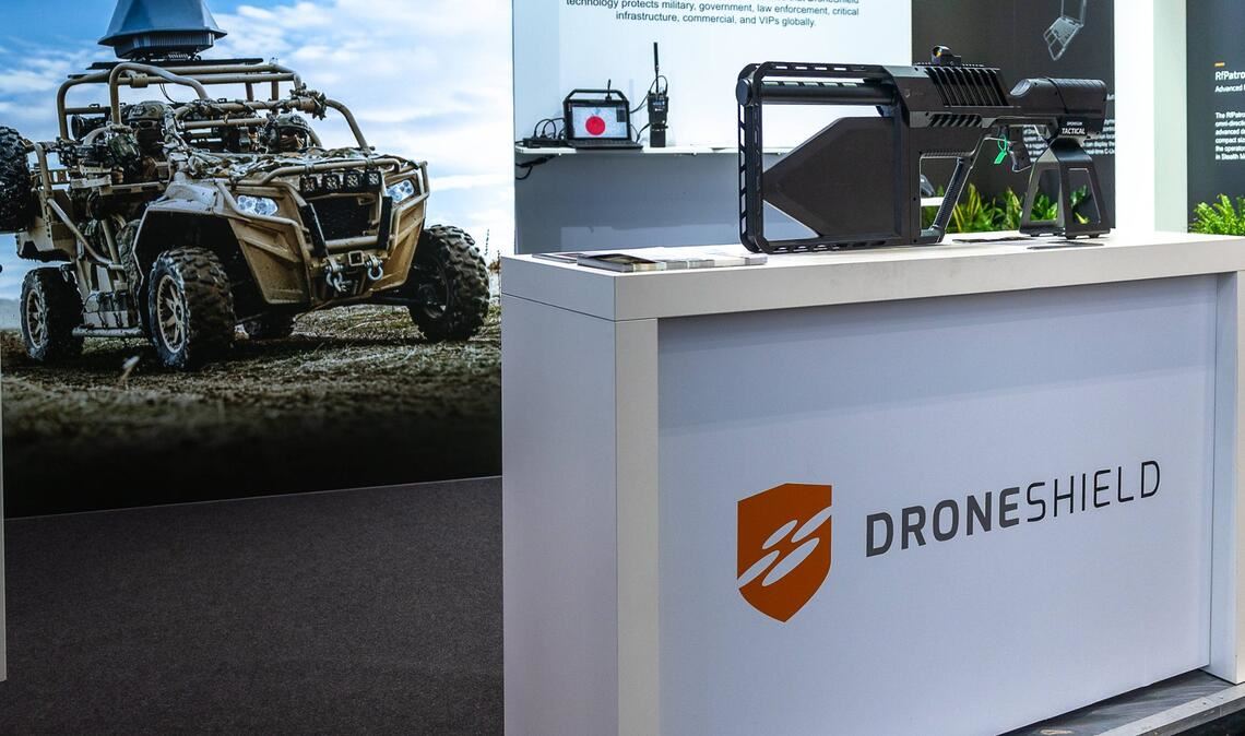 Die DroneShield-Aktie fällt um 7 % und steht unter Druck. Erfahren Sie, welche Faktoren den Kurs belasten und wie Anleger reagieren.
