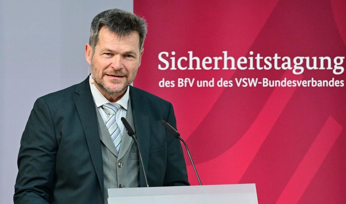 "Die Dynamik der Bedrohungen erforderte schnellere Fortschritte", sagt der Präsident des Verbandes für Sicherheit in der Wirtschaft, Johannes Strümpfel.