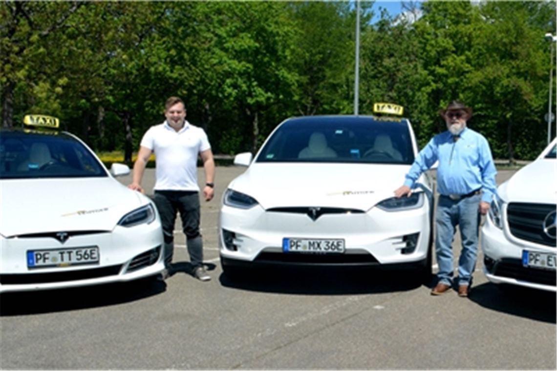 Die E-Flotte von Taxi Leutgeb: der Tesla Model S mit Fahrer Kevin Leutgeb (v.li.) und dem Tesla Model X mit Kurt Leutgeb. Fotos: Stahlfeld