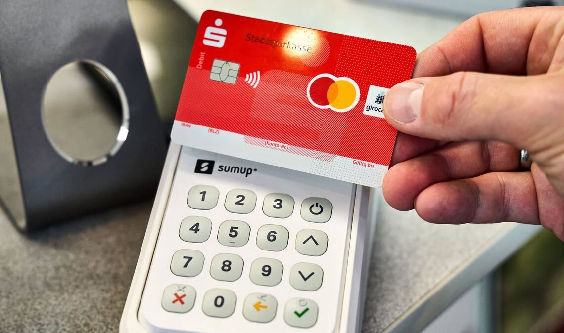 Die EC-Karte eines Gastes funktioniert nicht und er lässt seinen Führerschein als Pfand zurück. (Symbolbild)