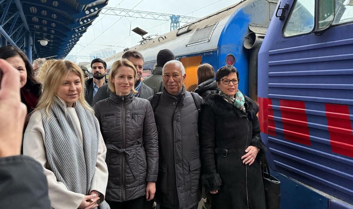 Die EU-Außenbeauftragte Kaja Kallas (2.v.l) und EU-Erweiterungskommissarin Marta Kos (r) legen Berichte zu Reformfortschritten von Ländern vor, die in die Europäische Union streben. (Archivbild)