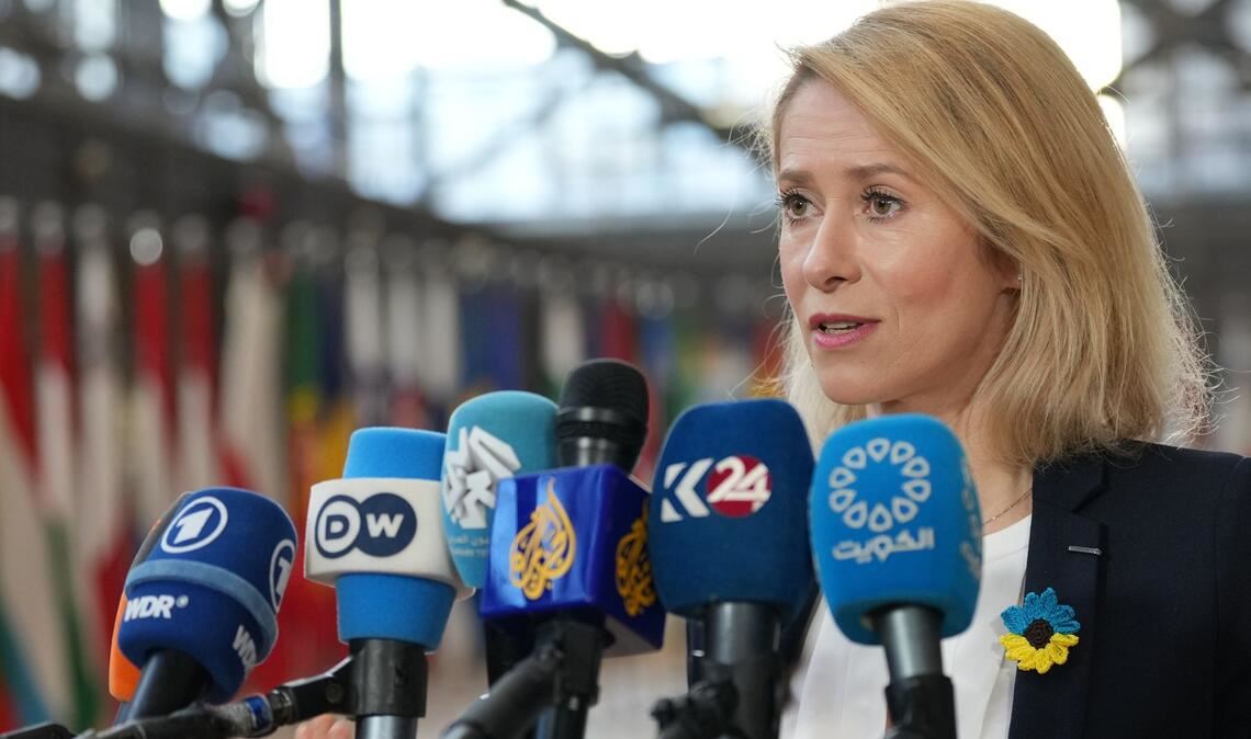 Die EU-Außenbeauftragte Kaja Kallas warnt am Rande eines Treffens der EU-Außenminister in Brüssel, dass der Krieg im Iran wegen der steigenden Energiepreise für Russland von Vorteil sei.