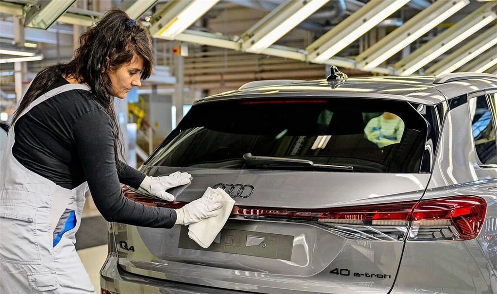 Die EU-Kommission schlug vor, dass ab 2035 noch bis zu zehn Prozent der neuen Fahrzeuge Verbrenner, Hybride oder Fahrzeuge mit sogenanntem Range Extender sein dürfen.