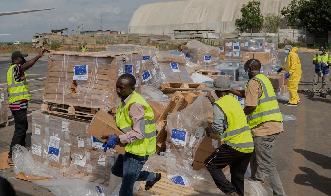 Die EU unterstützt die Bekämpfung von Ebola mit Hilfsgütern (Archivbild)