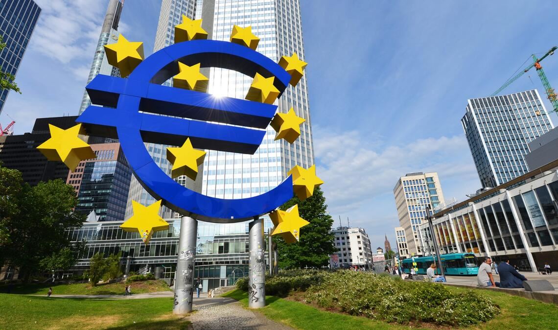 Die EZB entscheidet heute über den Leitzins. Experten erwarten eine Zinspause, doch steigende Inflation und Energiepreise könnten baldige Zinsschritte notwendig machen.