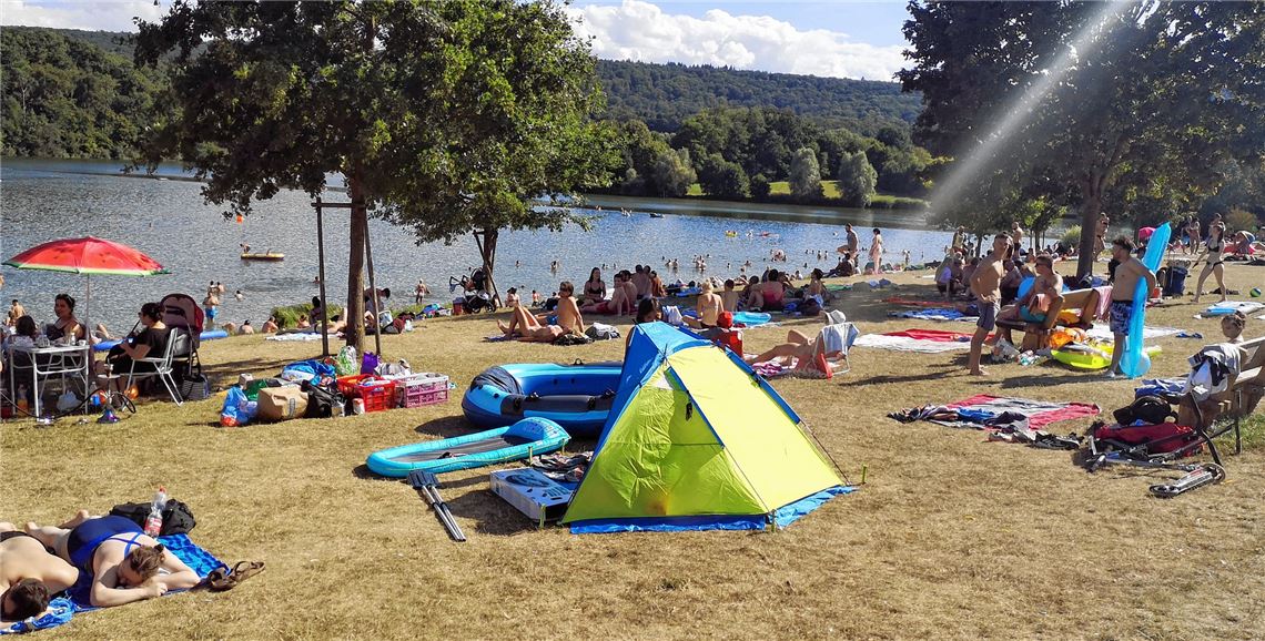 Die Ehmetsklinge am vergangenen Samstag, 17 Uhr: Die Gemeinde Zaberfeld hatte zwar gebeten, von einem Seebesuch abzusehen, trotzdem war das Freizeitgelände zumindest nicht verwaist. Foto: Goertz