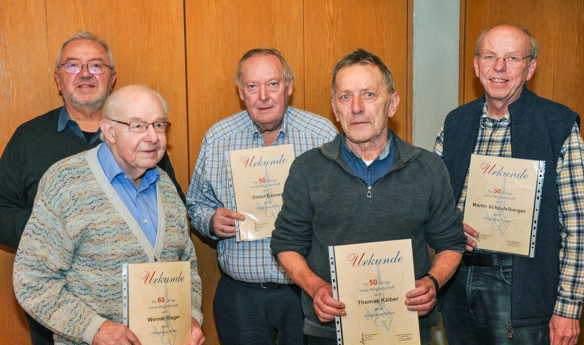 Neue Ehrenmitglieder beim MGV Lienzingen Die Ehrenmitglieder (v.re.) Martin Schaufelberger, Thomas Kälber, Dieter Bäzner und Werner Betz mit dem für 60 Jahre Mitgliedschaft geehrten Werner Rieger. Foto: privat
