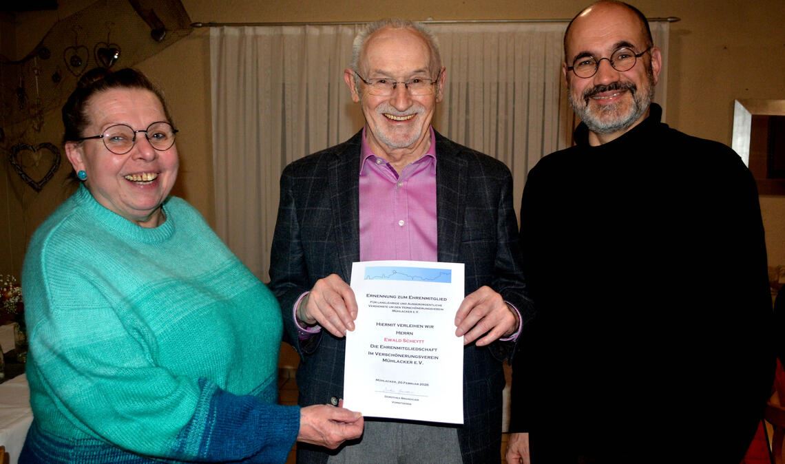 Die Ehrenmitgliedschaft als Zeichen der besonderen Wertschätzung: Dorothea Brandauer und Armin Dauner zeichnen Ewald Scheytt (Mitte) aus, der sich sehr um den Verschönerungsverein Mühlacker verdient gemacht hat. Foto: Stahlfeld