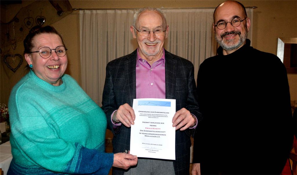 Die Ehrenmitgliedschaft als Zeichen der besonderen Wertschätzung: Dorothea Brandauer und Armin Dauner zeichnen Ewald Scheytt (Mitte) aus, der sich sehr um den Verschönerungsverein Mühlacker verdient gemacht hat. Foto: Stahlfeld