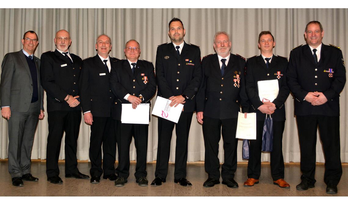 Die Ehrung mit OB Frank Schneider (v.li.), Udo Frey, Manfred Wankmüller, Thomas Steck, Franz Stocker, Roland Frühwirt, Steffen Schmidt und Matthias Donath. Letzterer erhält die zweithöchste Auszeichnung des Deutschen Feuerwehrverbandes. Foto: Stahlfeld