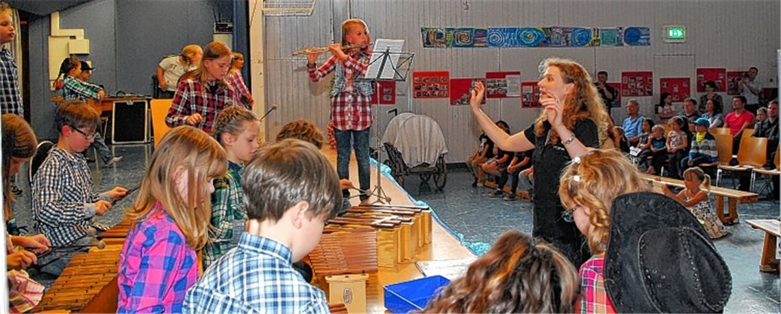 Die Eichelbergschüler unterhalten die Gäste der Jubiläumsfeier mit musikalischen Darbietungen.