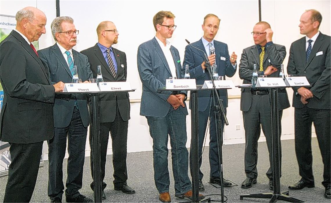 Die Einbeziehung von Bürgern in den Dialog mit der Wirtschaft diskutieren bei der IHK (v.li.) Kammer-Präsident Burkhard Thost, Reiner Ehret (Naturschutzverband), Martin Sambeth (IG Metall), Benno Stieber (Moderator), Philipp Reisert (C. Hafner), Hans Joachim Haß (BDI) und Dirk Büscher (Regionalverband). Foto: Kollros