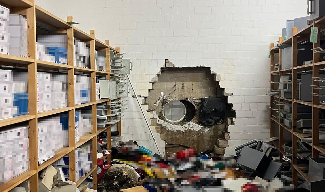 Die Einbrecher durchbrachen eine Wand zum Tresorraum.