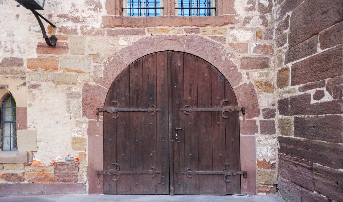 Die Eingangstür zur Stadthalle: Wer hier hinein darf, ist aus Sicht des Gemeinderats aktuell nicht klar geregelt. Foto: Fotomoment