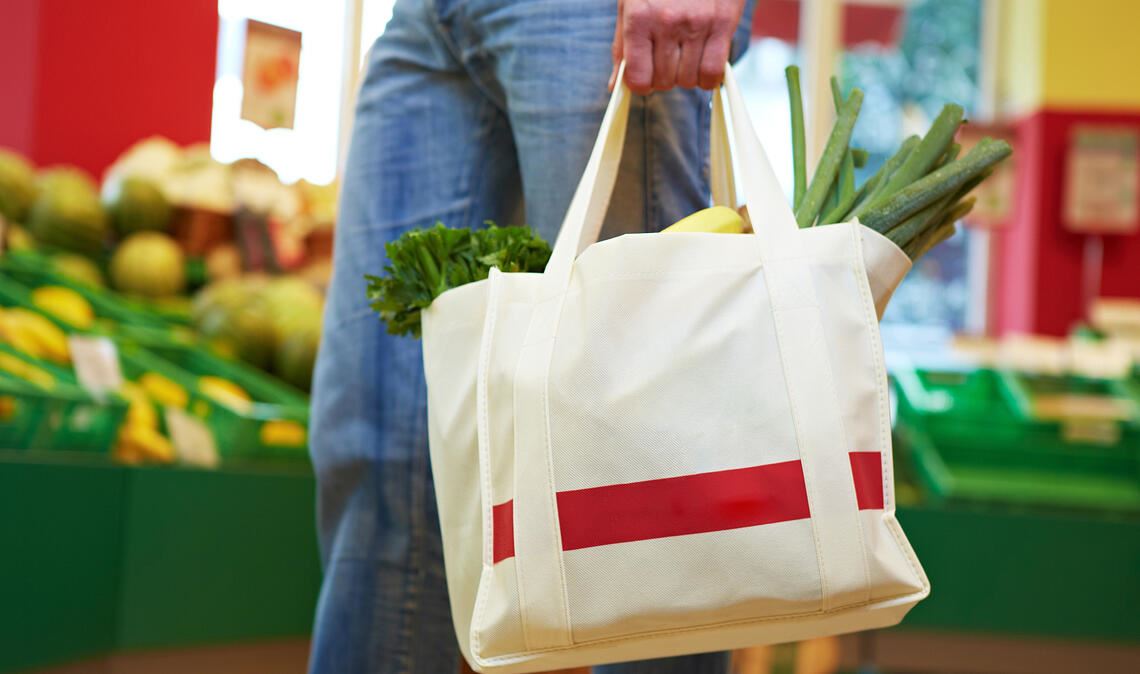 Die Einkaufstasche vor Ort füllen zu können, ist nicht nur den Menschen in Lomersheim wichtig. Foto: Adobe Stock/Robert Kneschke