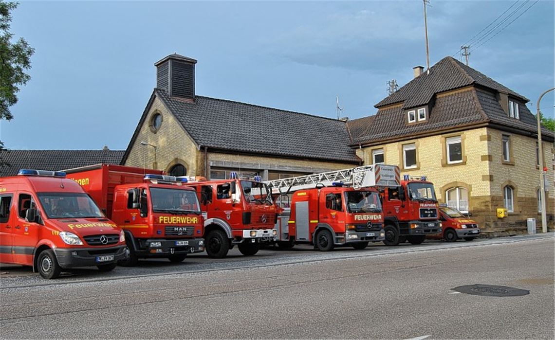 Die Einsatzfahrzeuge beim letzten Verlassen des bisherigen Gerätehauses in der Brettener Straße und bei der Ankunft im neuen Gerätehaus in der Stuttgarter Straße. Fotos: Haller
