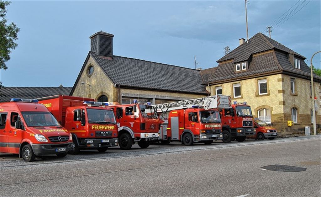 Die Einsatzfahrzeuge beim letzten Verlassen des bisherigen Gerätehauses in der Brettener Straße und bei der Ankunft im neuen Gerätehaus in der Stuttgarter Straße. Fotos: Haller