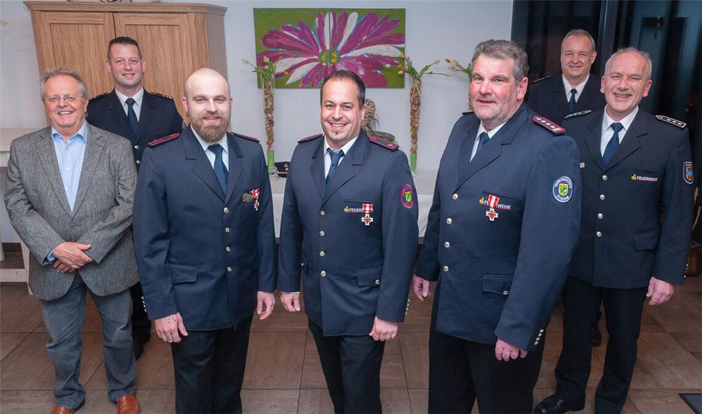 Die Einsatzkräfte Christian Gutjahr, Gerrit Klein und Jochen Hörnle (vorne v.li.) werden mit Feuerwehrehrenzeichen für ihr langjähriges Wirken belohnt. Foto: Fotomoment